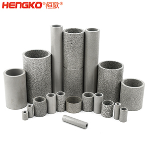 如果您對燒結(jié)不銹鋼濾管筒有任何疑問，您會在這里找到答案。  一、什么是燒結(jié)不銹鋼濾管筒？    是通過加熱或加壓的燒結(jié)工藝制成的特殊金屬管。根據(jù)您需要的金屬類型，可以選擇燒結(jié)不銹鋼金屬管、燒結(jié)銅金屬管或燒結(jié)青銅金屬管。  二、燒結(jié)金屬管有哪些用途？ 1.食品和飲料行業(yè)：防止食物營養(yǎng)成分被沖走，還可以過濾掉污染物。 2.水力發(fā)電廠為您工廠的渦輪機提供動力。保持電力循環(huán)生產(chǎn)。 3.天然氣生產(chǎn)廠可以捕獲氣體中的小污染物。 4.化學加工工業(yè)過濾掉有害污染物，提高化學產(chǎn)品的效率。 5.石油工業(yè)消除污染物來提高石油產(chǎn)品的純度。 6.醫(yī)藥行業(yè)去除藥品中的污染物，并提高藥用價值     三、燒結(jié)金屬管的優(yōu)點是什么？ 1.材料堅固形狀靈活    2.良好的滲透性     3.多種孔隙分布 4.性能穩(wěn)定可以應對來自各種流體的高壓而不會變形。  5.機械強度高可以在高溫高壓等極其惡劣的環(huán)境中使用。 6.可以調(diào)整孔的大小    7.耐腐蝕和熱沖擊   8.設備易于清潔，無需長時間關機。  四、選擇燒結(jié)金屬管時要注意以下幾點：  優(yōu)質(zhì)材料、溫度范圍、微米變化、耐腐蝕、納污能力、機械強度 需要的高強度（恒歌316不銹鋼濾管正反向流動中提供相同的強度）      燒結(jié)金屬管的工作原理  五、什么材料可以制造燒結(jié)金屬管？ 1.燒結(jié)不銹鋼：高機械強度耐腐蝕，在高壓高溫中高效運行不會損壞；  2.銅粉末燒結(jié)管屬不銹鋼替代品，耐腐蝕且經(jīng)濟實惠，但耐溫和強度較差；  3.鎳合金，適用于極端工作條件的燒結(jié)金屬管。     注：燒結(jié)、固化、退火有以下幾個方面的比較：  1.燒結(jié)：這是一種熱處理方法，會使粉末狀物質(zhì)形成整體材料，利用粉末中單個粒子之間發(fā)生的擴散?？梢怨虘B(tài)和液態(tài)下發(fā)生。     金屬粉末  2.養(yǎng)護：是用來加速化學反應的技術，適用于高分子及高分子材料復合。當熱固性聚合物在室溫下無法在合理時間內(nèi)固化時，您將使用固化爐應用高溫來實現(xiàn)固化過程。  （例如，當您將預浸碳纖維覆蓋在模具上時可以固化它，使它保持模具的形狀，單體會在固化溫度下迅速反應，從而形成熱固性聚合物，使預浸墊物質(zhì)變硬。）  3.退火：是一種熱處理技術，用于使用非常高的溫度來減輕物質(zhì)的應力，降低處理物質(zhì)中原子間鍵內(nèi)的內(nèi)應力和整體彈性能。此外，它是指金屬熱處理、高性能聚合物和陶瓷玻璃的術語。  （例如，您可以將冷軋鋼坯退火，制成另一種產(chǎn)品，當內(nèi)部應力不推薦時，例如在進行機加工之前，您可使用此過程，機械加工通過去除材料來改變內(nèi)應力的分布。     六、有哪些類型的燒結(jié)金屬管： 1.燒結(jié)多孔金屬管金屬管上的孔有助于過濾過程，運營成本低，但由于表面積小效率較低。     2.褶皺燒結(jié)金屬管表面積大于多孔金屬管，過濾效率高，但成本也高。     七、能清洗燒結(jié)金屬管嗎？ 建議定期清潔設備上累積的污染物提高效率，確保其經(jīng)久耐用并發(fā)揮最佳性能，延長使用壽命。  在 Hengko我們將幫助您獲得合適的燒結(jié)不銹鋼濾管筒以滿足獨特的應用要求。您有任何疑問，請隨時聯(lián)系我們的團隊。mielediulmo.com